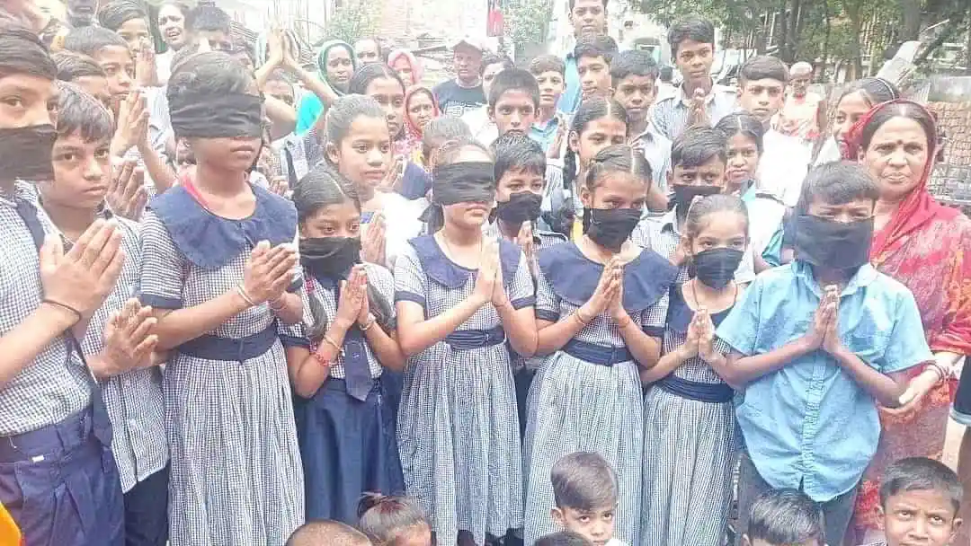 শিক্ষার্থীরা ধর্মীয় প্রার্থনা করছে, বেশিরভাগই মুখে মাস্ক পরা. Channel i News - চ্যানেল আই নিউজ
