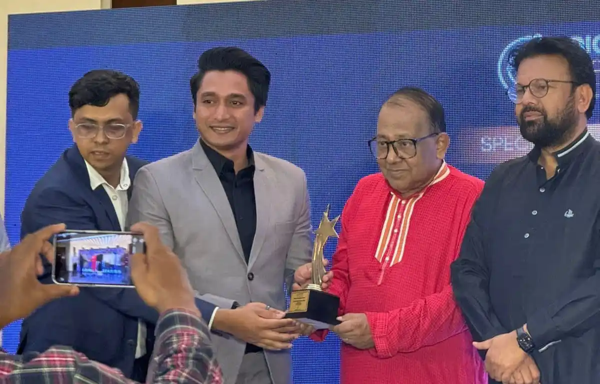 রাফাত খান ডিজিটাল অ্যাক্সিলেন্স অ্যাওয়ার্ড গ্রহণ করছেন. Channel i News - চ্যানেল আই নিউজ