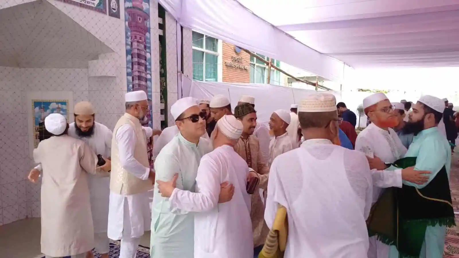 বাংলাদেশের বিভিন্ন জেলায় ঈদুল আজহা উদযাপন, মুসল্লিরা একত্রিত হয়ে নামাজ পড়ছেন. Channel i News - চ্যানেল আই নিউজ
