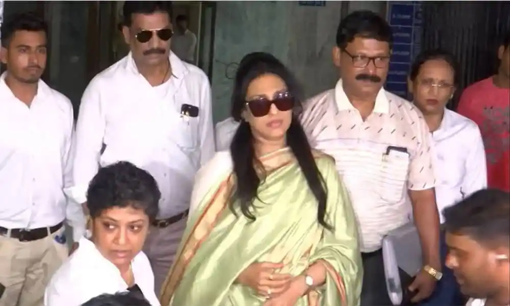 ঋতুপর্ণা ও অন্যান্য ব্যক্তিরা ইডি কার্যালয়ে জিজ্ঞাসাবাদে অংশগ্রহণ করছে. Channel i News - চ্যানেল আই নিউজ