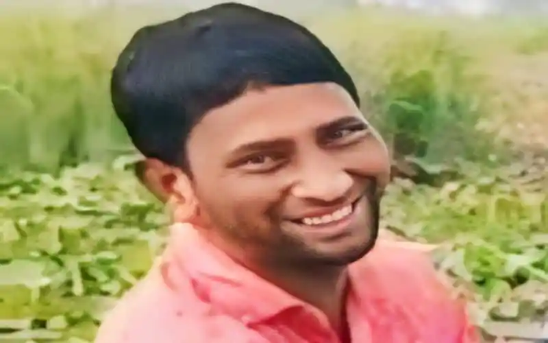 প্রাকৃতিক পরিবেশে হাস্যোজ্জ্বল যুবক ছবি. Channel i News - চ্যানেল আই নিউজ