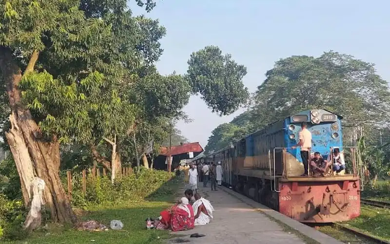 ট্রেনের ধাক্কায় আহত ও নিহতের জন্য অপেক্ষমাণ মানুষজন. Channel i News - চ্যানেল আই নিউজ