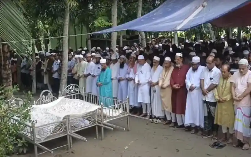 বরগুনায় পরিবারের ৭ জনের দাফন সম্পন্ন, মুসল্লিরা অংশগ্রহণ. Channel i News - চ্যানেল আই নিউজ
