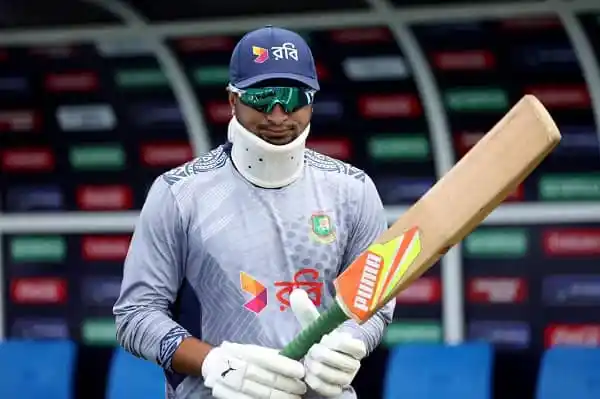 বাংলাদেশি ক্রিকেটার সাকিব আল হাসান ব্যাট হাতে প্রস্তুত. Channel i News - চ্যানেল আই নিউজ