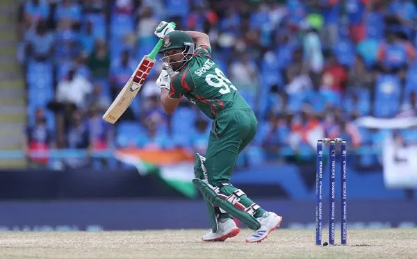 বাংলাদেশের ক্রিকেটার ব্যাটিং করছেন, মাঠে খেলা চলছে।. Channel i News - চ্যানেল আই নিউজ