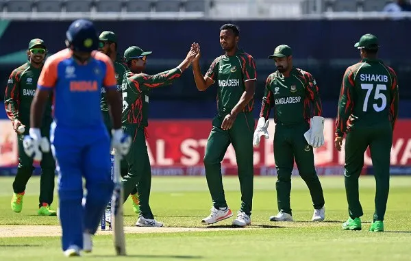 বাংলাদেশ ক্রিকেট দলের খেলোয়াড়রা মাঠে একে অপরকে শুভেচ্ছা জানাচ্ছেন. Channel i News - চ্যানেল আই নিউজ