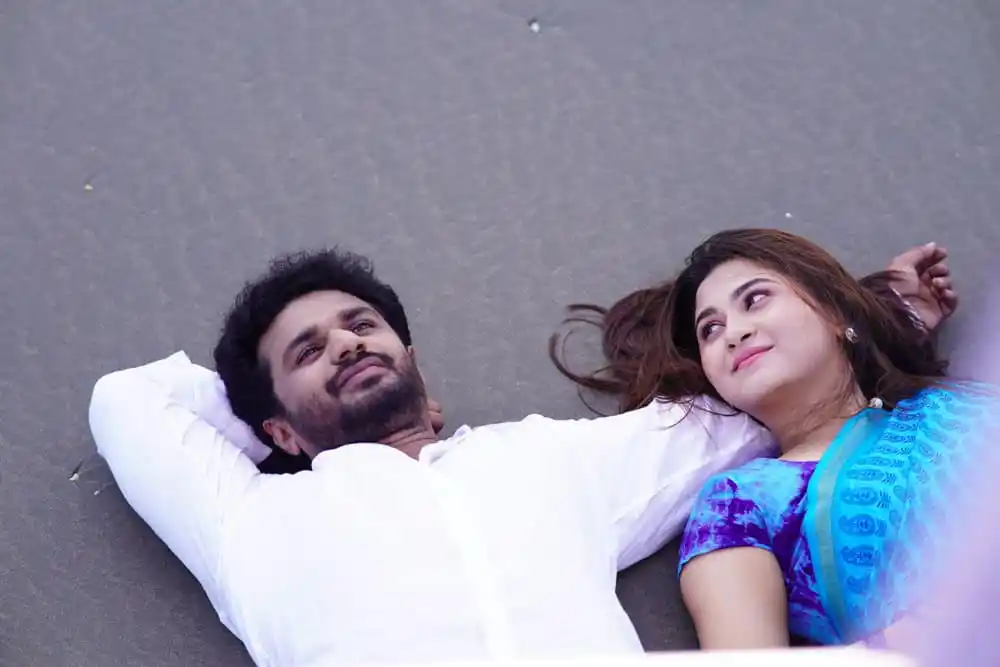 প্রেমিক ও প্রেমিকা সমুদ্র সৈকতে lying on sand, looking at each other. Channel i News - চ্যানেল আই নিউজ