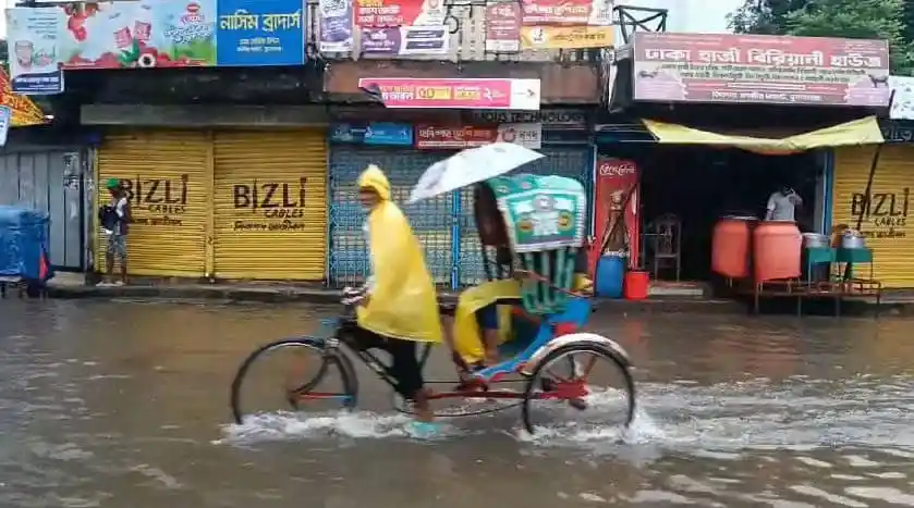 বৃষ্টির পানিতে প্লাবিত সড়ক ও রিকশা চালক. Channel i News - চ্যানেল আই নিউজ
