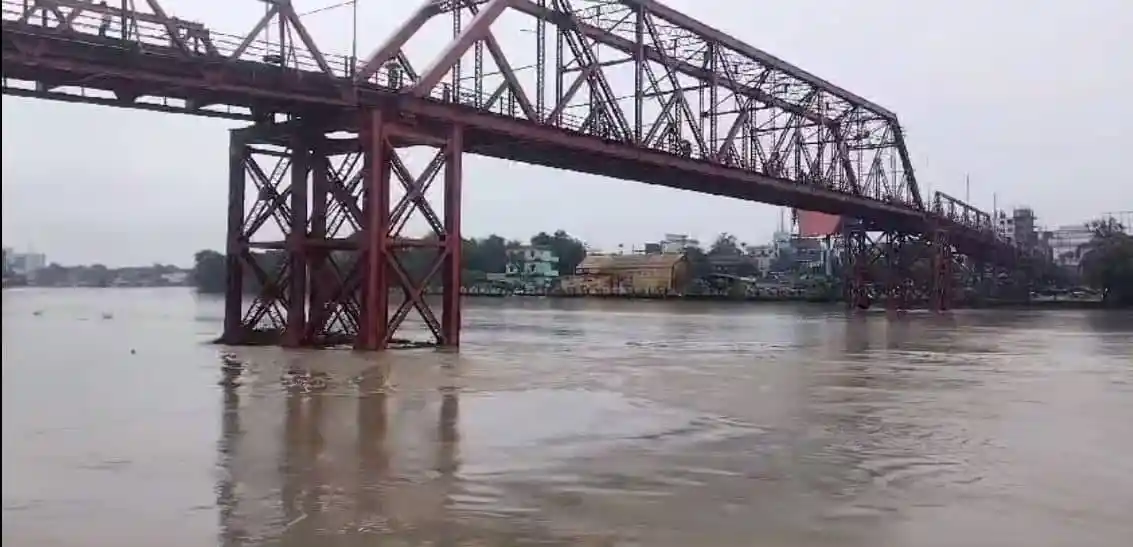 সিলেটের নদীর উপর পুরনো রেলওয়ে ব্রিজ, বন্যার কারণে পানি বৃদ্ধি. Channel i News - চ্যানেল আই নিউজ
