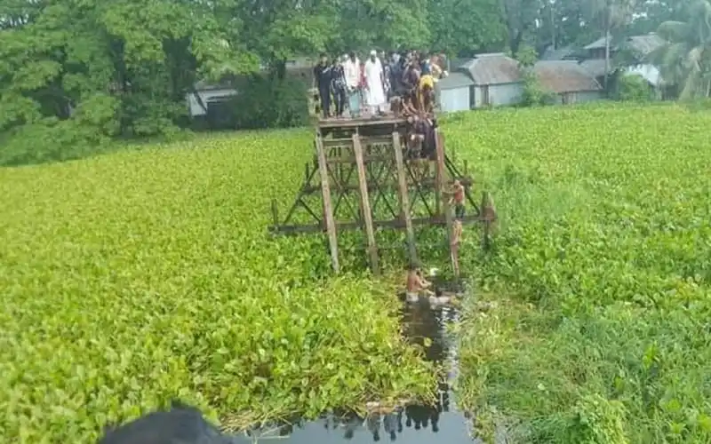 বরগুনায় নদীতে উদ্ধার কাজ চালাচ্ছে উদ্ধারকর্মীরা. Channel i News - চ্যানেল আই নিউজ
