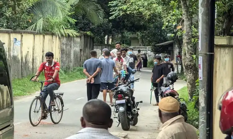 শিক্ষার্থীরা কুবি ক্যাম্পাসে ছাত্রলীগের বাধার মুখে প্রতিবাদ করছে. Channel i News - চ্যানেল আই নিউজ