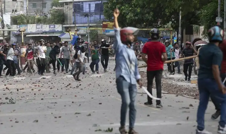 ছাত্রলীগের সংঘর্ষের সময় বিক্ষোভকারীরা রাস্তায় দাঙ্গা করছে. Channel i News - চ্যানেল আই নিউজ