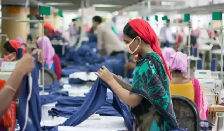 গার্মেন্টস কারখানায় শ্রমিকরা আইডি কার্ড দেখিয়ে কাজ করছেন. Channel i News - চ্যানেল আই নিউজ