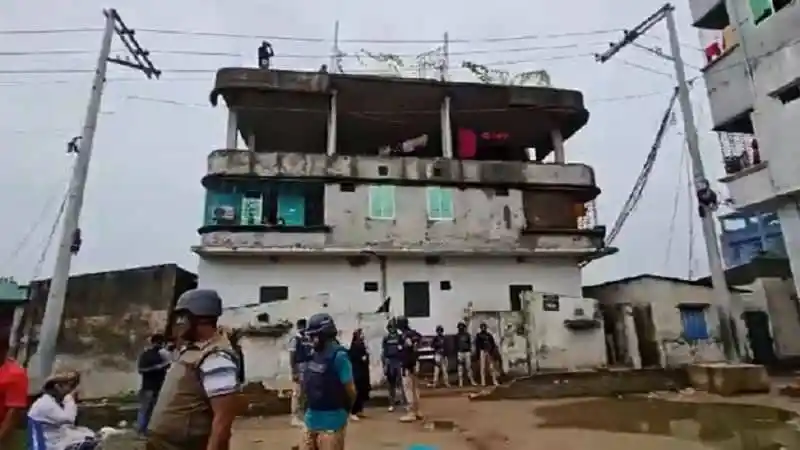 জঙ্গি আস্তানা সন্দেহে রূপগঞ্জে সৌদি প্রবাসীর বাড়ি ঘেরাও. Channel i News - চ্যানেল আই নিউজ