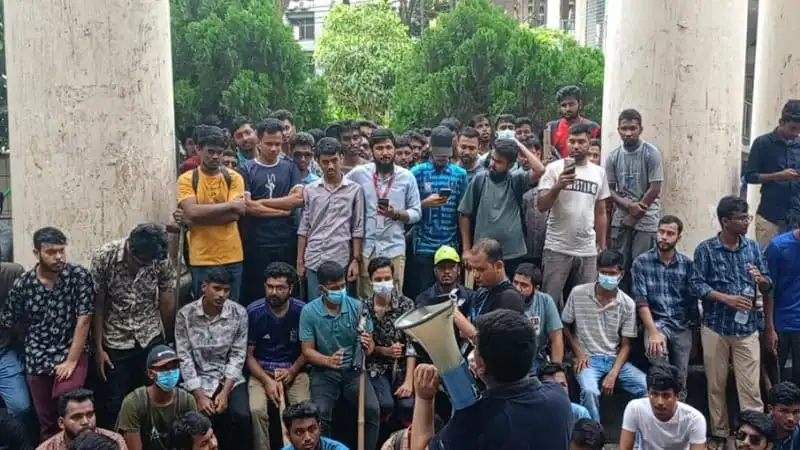 ছাত্ররা উপাচার্য ভবন ঘেরাও করে প্রতিবাদ জানাচ্ছে. Channel i News - চ্যানেল আই নিউজ