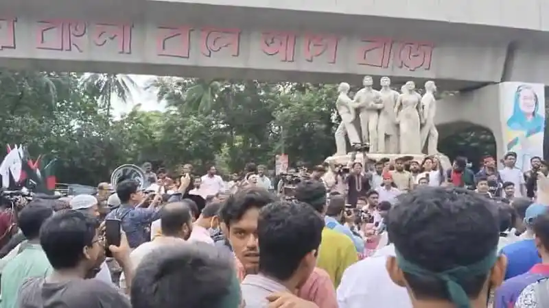 টিএসসিতে শিক্ষার্থীদের আন্দোলন ও সমাবেশের ছবি. Channel i News - চ্যানেল আই নিউজ