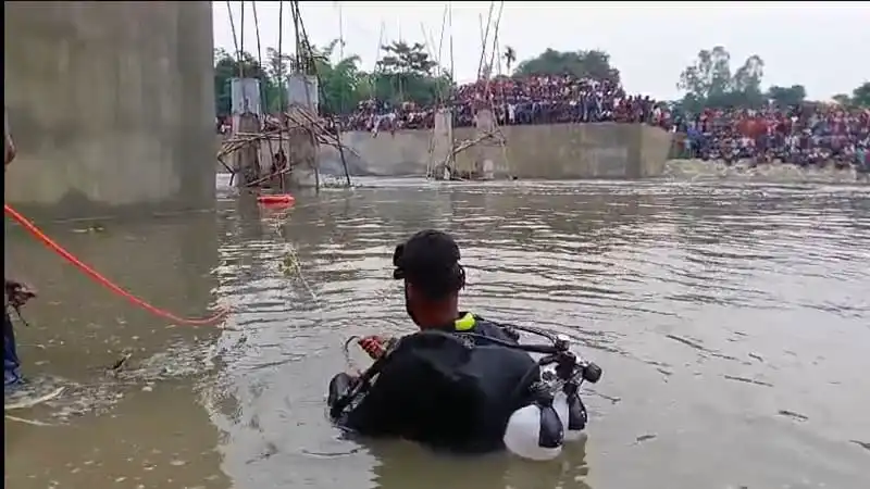 দুর্ঘটনা স্থান থেকে নিখোঁজ শ্রমিকদের উদ্ধারে উদ্ধার অভিযান. Channel i News - চ্যানেল আই নিউজ