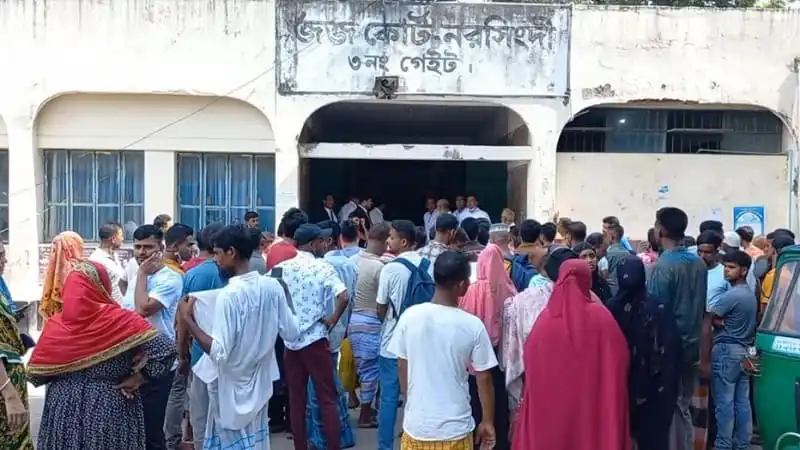 নরসিংদী কারাগার থেকে পালিয়ে যাওয়া জঙ্গির আদালতে আত্মসমর্পণ. Channel i News - চ্যানেল আই নিউজ