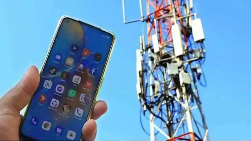 মোবাইল ফোনের স্ক্রিন দেখাচ্ছে, টাওয়ার থেকে সংকেত গ্রহণ করছে. Channel i News - চ্যানেল আই নিউজ