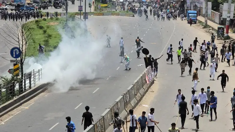 সাভারে আন্দোলনরত শিক্ষার্থীদের উপর পুলিশি লাঠিচার্জ ও ধাওয়া. Channel i News - চ্যানেল আই নিউজ