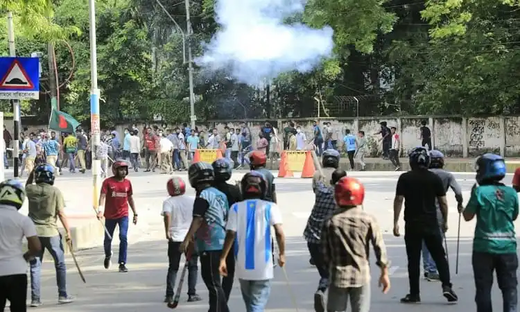 শিক্ষার্থীরা আন্দোলন চালিয়ে যাওয়ার জন্য রাস্তায় অবস্থান করছে. Channel i News - চ্যানেল আই নিউজ