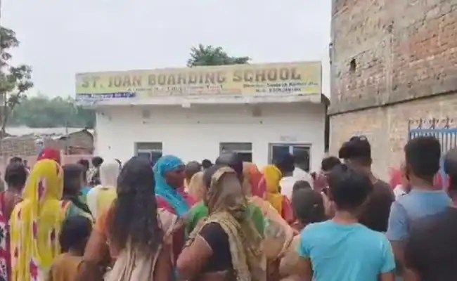 স্কুলের বাইরে অনেক শিক্ষার্থী ও অভিভাবক জমায়েত. Channel i News - চ্যানেল আই নিউজ