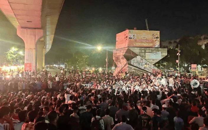 রাজধানীতে কোটা বিরোধী আন্দোলনের প্রতিবাদে ব্যাপক জনসমাগম. Channel i News - চ্যানেল আই নিউজ