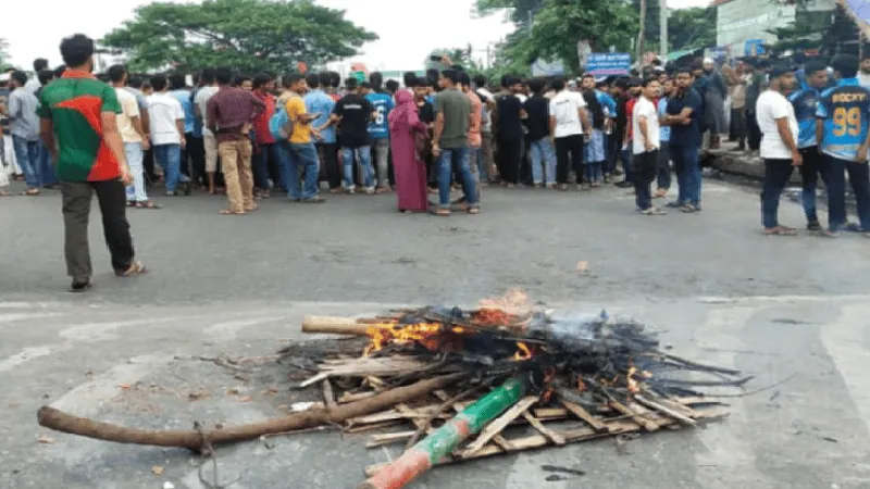 শিক্ষার্থীদের মহাসড়ক অবরোধের সময় আগুনে পুড়ছে কাঠ ও ড্রাম. Channel i News - চ্যানেল আই নিউজ