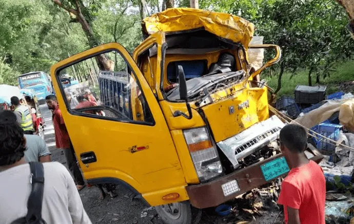 নিহত ব্যক্তির জন্য ট্রাকের ধাক্কা লেগে গাছের সাথে ধাক্কা লেগেছে. Channel i News - চ্যানেল আই নিউজ