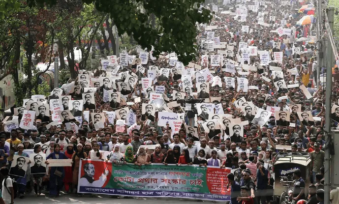 জনসমাগমে বিশাল গণজমায়েত, বিভিন্ন প্ল্যাকার্ড ও ব্যানার হাতে ধরা. Channel i News - চ্যানেল আই নিউজ