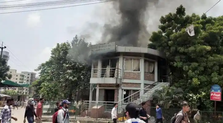 রামপুরায় ভবনটি অগ্নিকাণ্ডে ধোঁয়া ও আগুন দেখা যাচ্ছে. Channel i News - চ্যানেল আই নিউজ