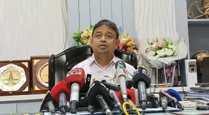ডিবি কর্মকর্তা সংবাদ সম্মেলনে জড়িতদের শনাক্তের তথ্য দিচ্ছেন. Channel i News - চ্যানেল আই নিউজ