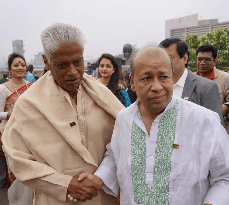 জামিল চৌধুরী ও অন্য একজনের মধ্যে শুভেচ্ছা বিনিময়, জন্মদিন উদযাপন. Channel i News - চ্যানেল আই নিউজ