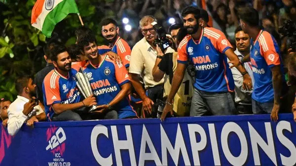 ভারত ক্রিকেট দলের খেলোয়াড়রা ট্রফি নিয়ে উল্লাস করছে. Channel i News - চ্যানেল আই নিউজ