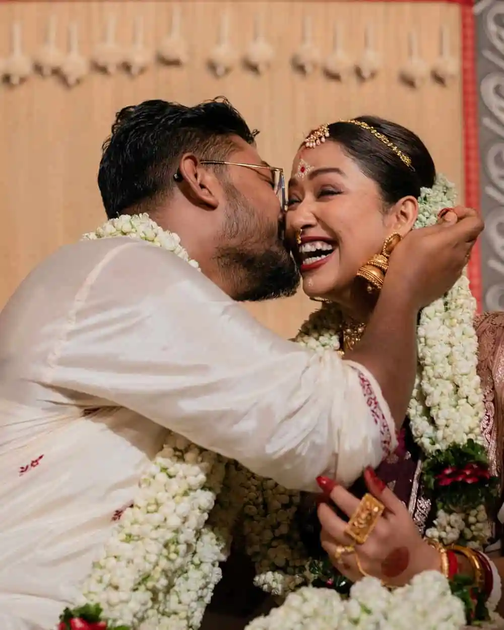 শোভন-সোহিনী বিবাহের মুহূর্ত, হাসিমুখে একে অপরের গালে চুম্বন. Channel i News - চ্যানেল আই নিউজ