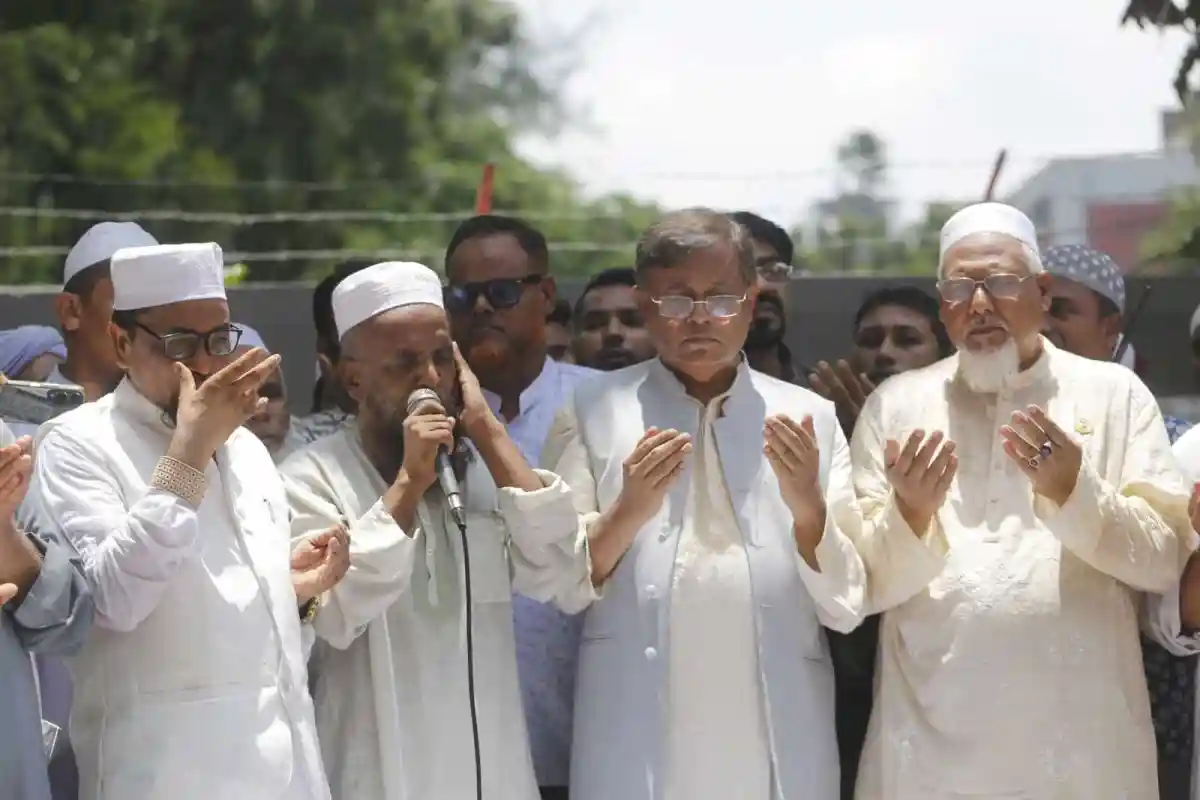 নেতৃবৃন্দের শোকপ্রকাশ ও দোয়া, মুসল্লিরা একত্রিত হয়ে প্রার্থনা করছেন. Channel i News - চ্যানেল আই নিউজ