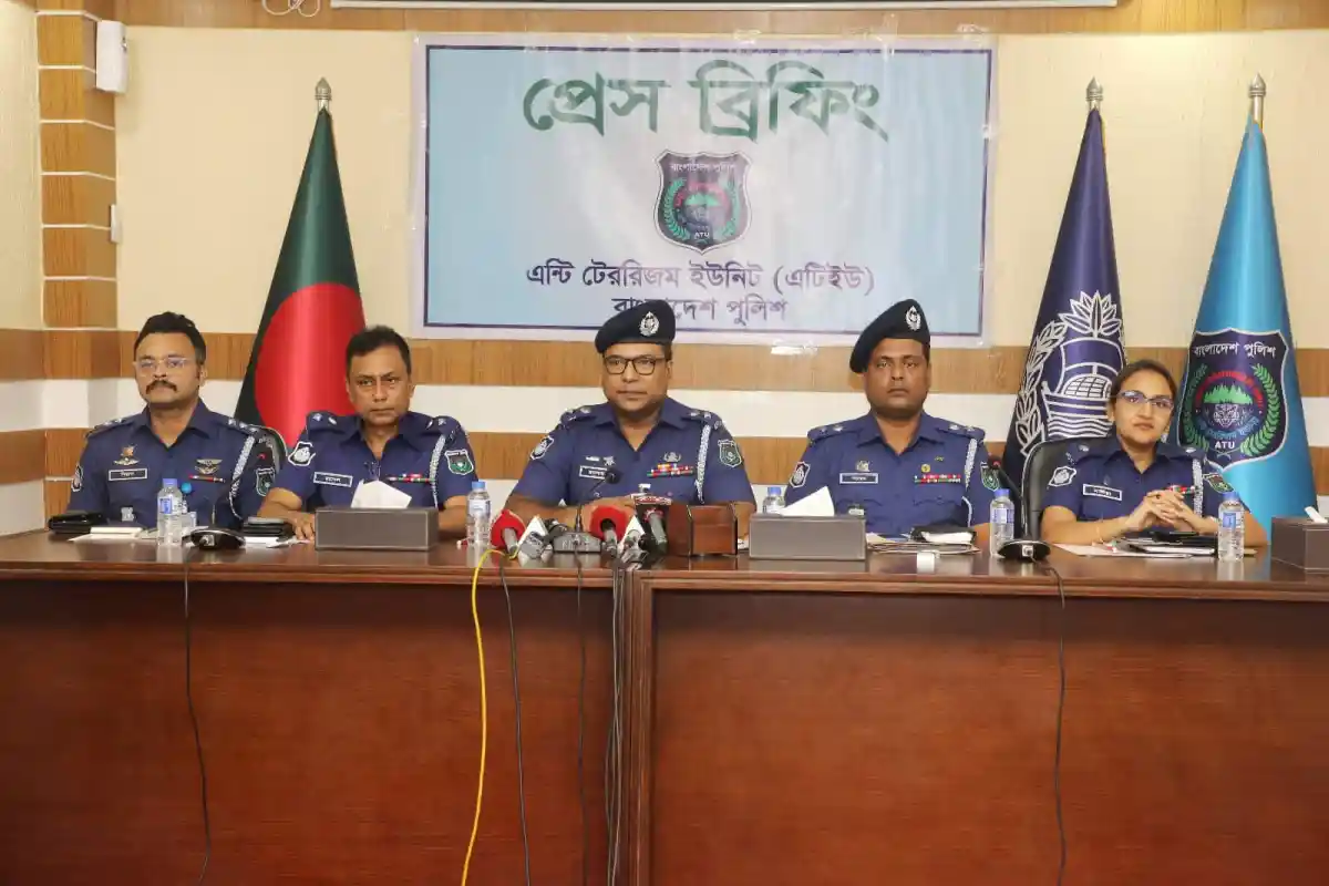 প্রেস ব্রিফিংয়ে পুলিশ কর্মকর্তারা উপস্থিত. Channel i News - চ্যানেল আই নিউজ