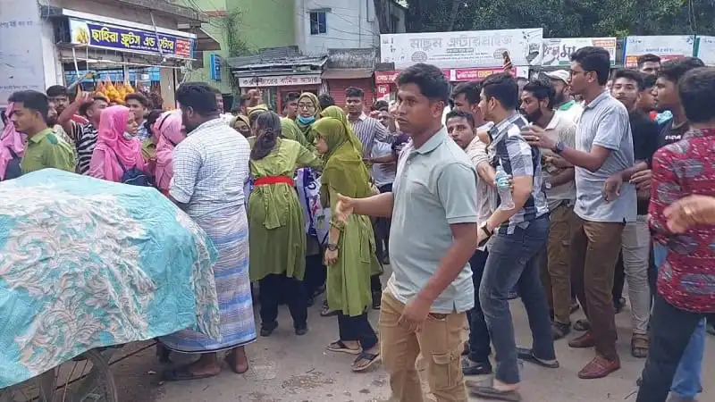 চাঁদপুরে শিক্ষার্থীদের ওপর ছাত্রলীগের হামলার প্রতিবাদে জনসমাগম।. Channel i News - চ্যানেল আই নিউজ