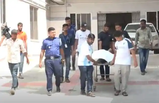 পুলিশ কর্মকর্তার মরদেহ বহন করছে পুলিশ ও স্বজনরা. Channel i News - চ্যানেল আই নিউজ