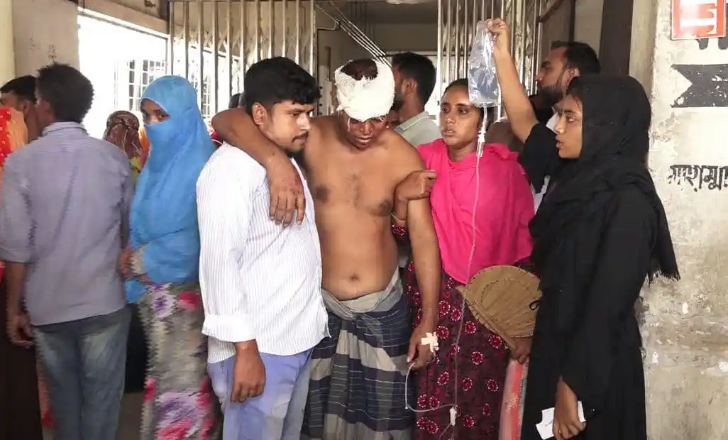 আহত ব্যক্তির পাশে সমবেদনা জানাচ্ছেন স্থানীয়রা. Channel i News - চ্যানেল আই নিউজ