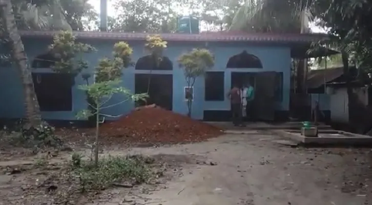 নির্মাণাধীন ভবনের সামনে কিছু মানুষ দাঁড়িয়ে আছেন. Channel i News - চ্যানেল আই নিউজ