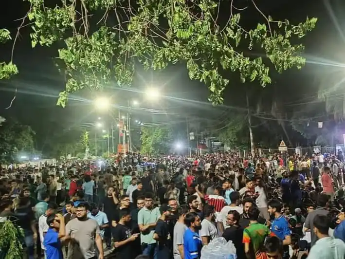 রাতের ক্যাম্পাসে শিক্ষার্থীদের বিক্ষোভের ব্যাপক জনসমাগম. Channel i News - চ্যানেল আই নিউজ