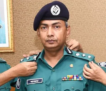 গোয়েন্দা পুলিশের কর্মকর্তা আশরাফুজ্জামান পেশাদারী পোশাকে. Channel i News - চ্যানেল আই নিউজ