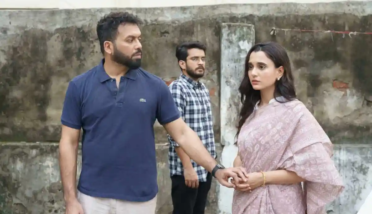 দর্শকদের নাটকীয় দৃশ্যে প্রেমিক-প্রেমিকা দেখা যাচ্ছে. Channel i News - চ্যানেল আই নিউজ