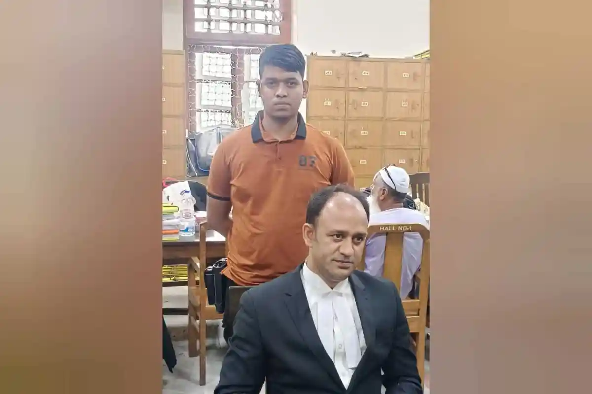 ব্যারিস্টার সুমন ও গার্ডের ছবি, নিরাপত্তা ব্যবস্থা দৃশ্যমান. Channel i News - চ্যানেল আই নিউজ
