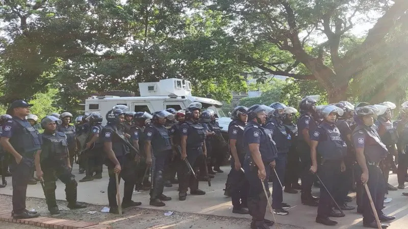 জাবি ক্যাম্পাসে পুলিশি অভিযান, শিক্ষার্থীদের সঙ্গে সংঘর্ষের আশঙ্কা. Channel i News - চ্যানেল আই নিউজ