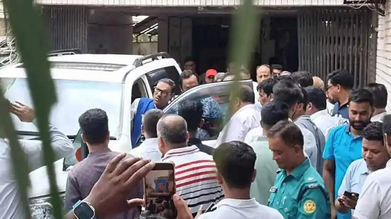 বৃহত্তর জনসমাগমের মধ্যে ওবায়দুল কাদেরের বৈঠক চলাকালে ছবি. Channel i News - চ্যানেল আই নিউজ