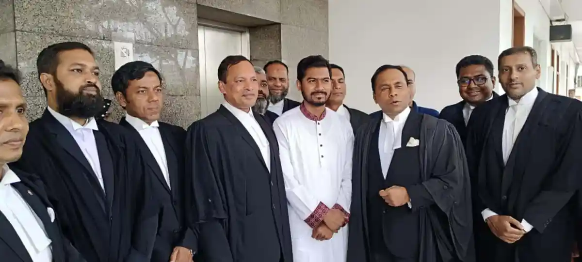 নুরের সঙ্গে আইনজীবীদের হাইকোর্টের বাইরে ছবি. Channel i News - চ্যানেল আই নিউজ