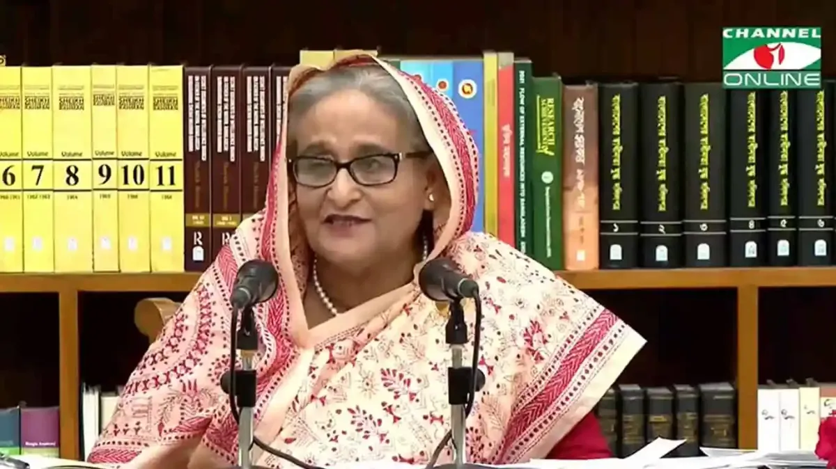 প্রধানমন্ত্রী শেখ হাসিনা বইয়ের সামনে বক্তৃতা দিচ্ছেন. Channel i News - চ্যানেল আই নিউজ