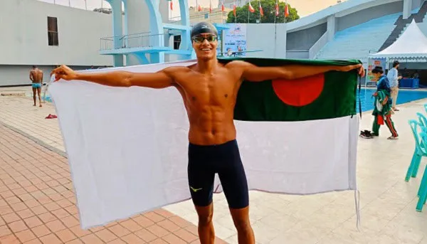 বাংলাদেশি সাঁতারু রাফি অলিম্পিকের পর বিজয়ী হয়ে বাংলাদেশের পতাকা ধরে আছেন. Channel i News - চ্যানেল আই নিউজ